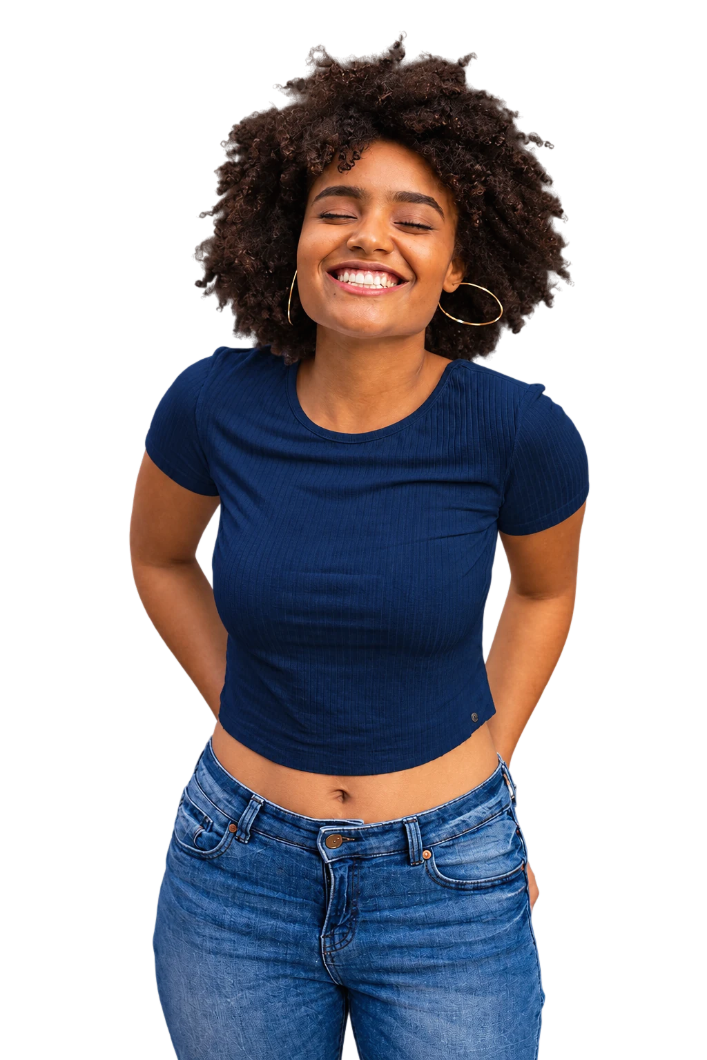 Mujer sonriente con blusa azul marino y jeans