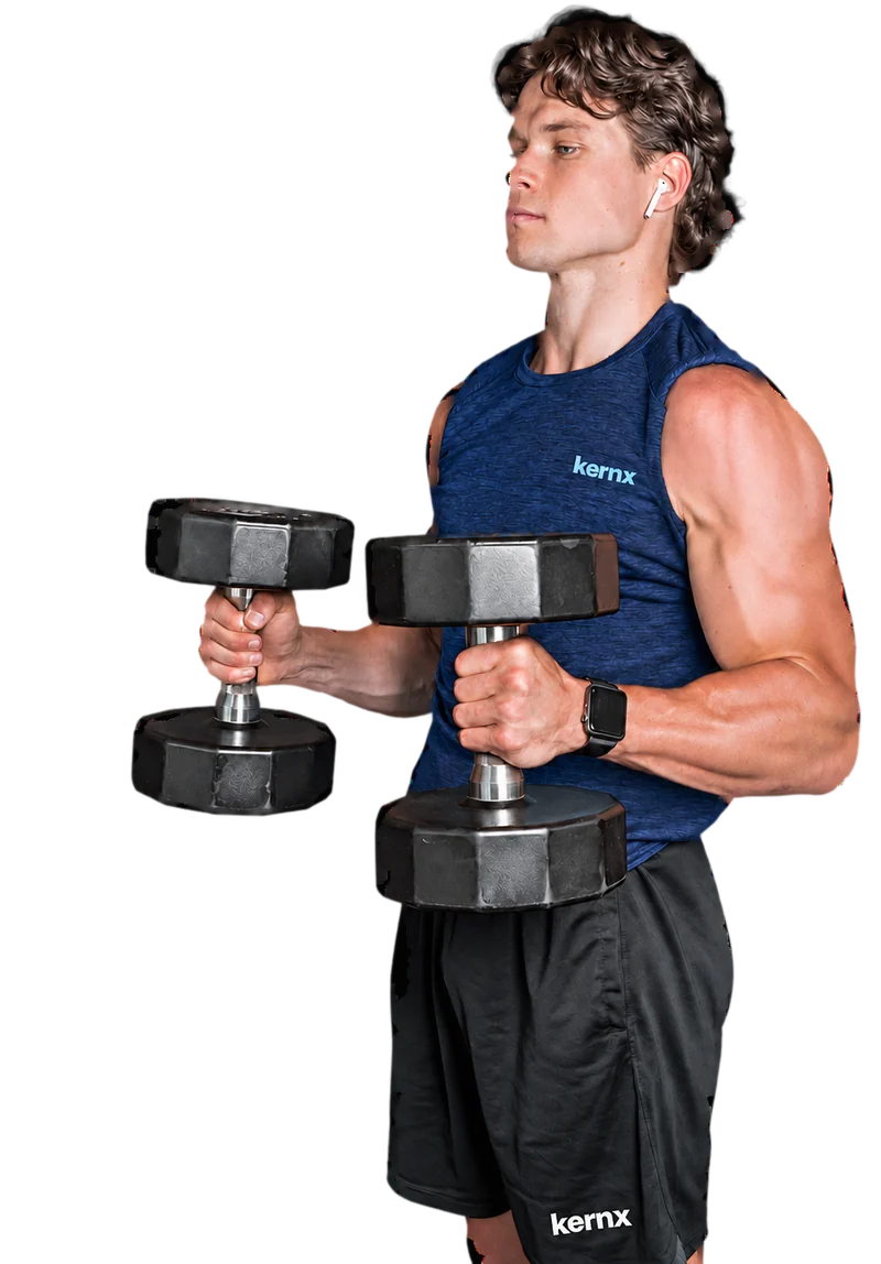 Hombre con camiseta sin mangas KERNX haciendo curls con mancuernas